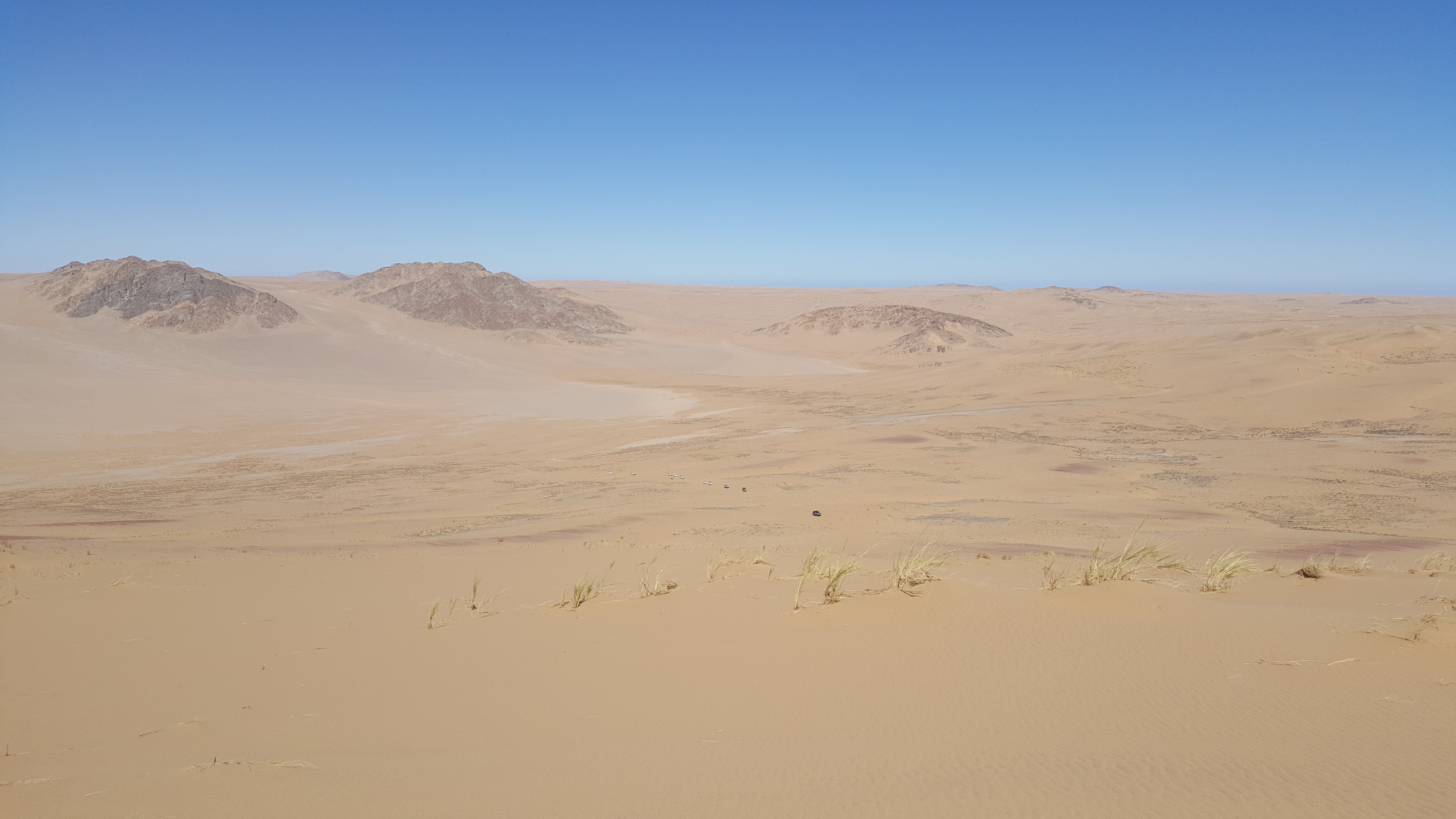 On top of our first real big dune - look at the size of the cars at the bottom...