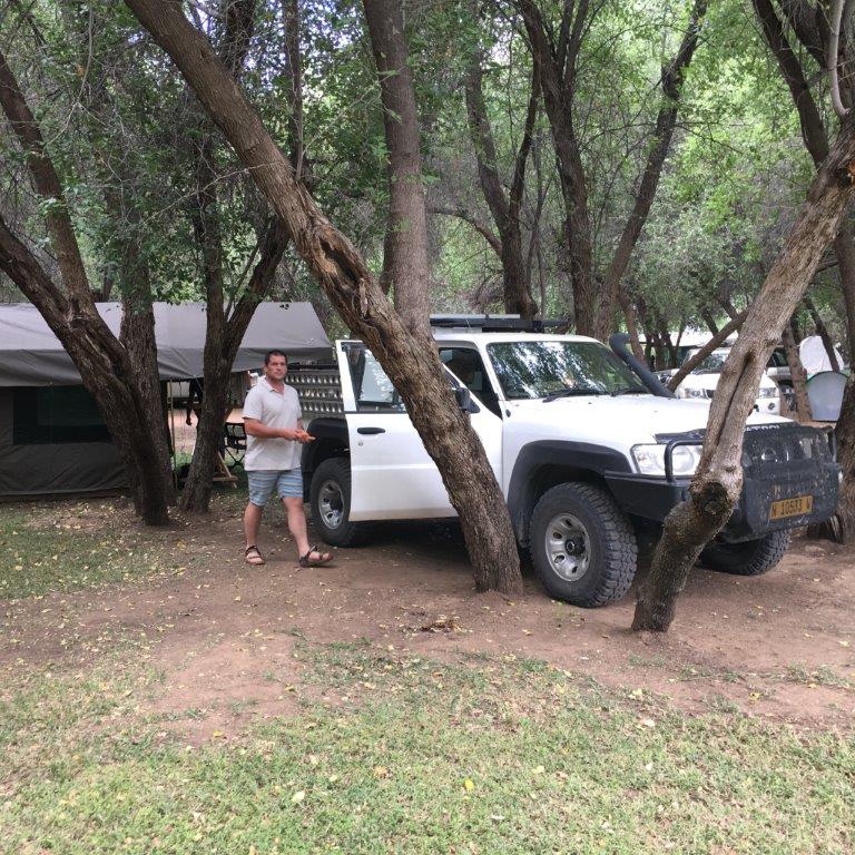 Die 4.8 bakkie en die eienaar