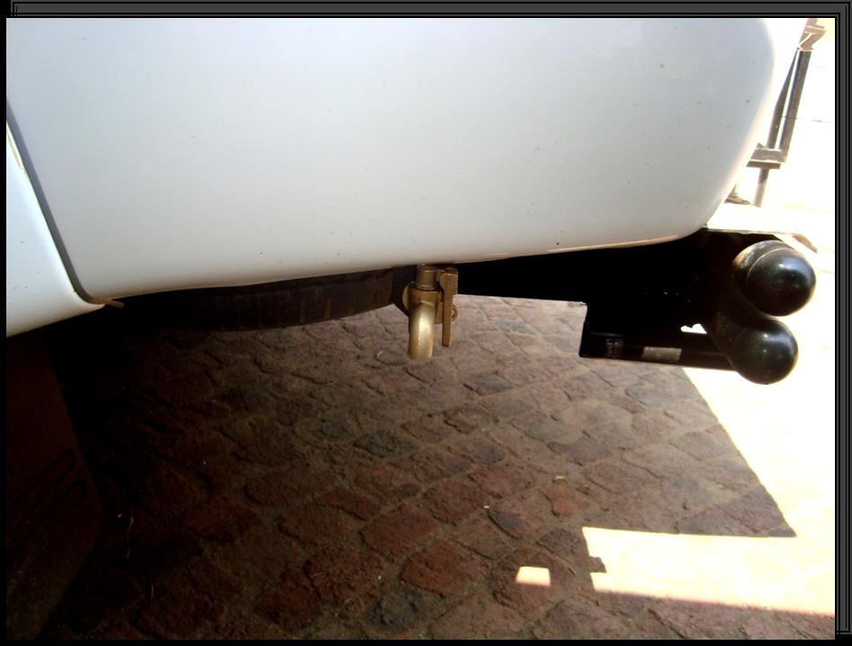 Water kraan aan die buitekant van die bakkie.