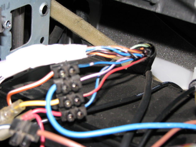 Die gewone bruin en blou flex draad word nou in series ingesny met 'n aan/af skakelaar wat jy by Midas koop. Die draad op die Patrol se wiring is pers/wit draad.