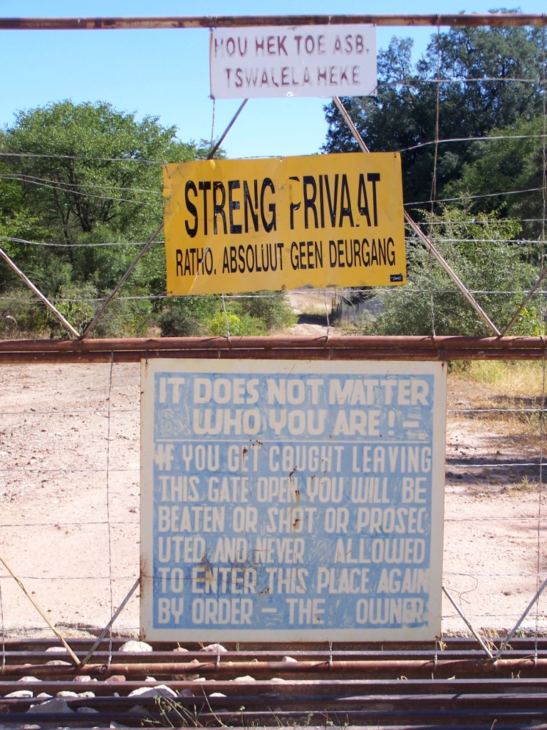 Hierdie man het sommer die grensdraad dienspad op sy plaas gesluit. Hier is hy die baas!