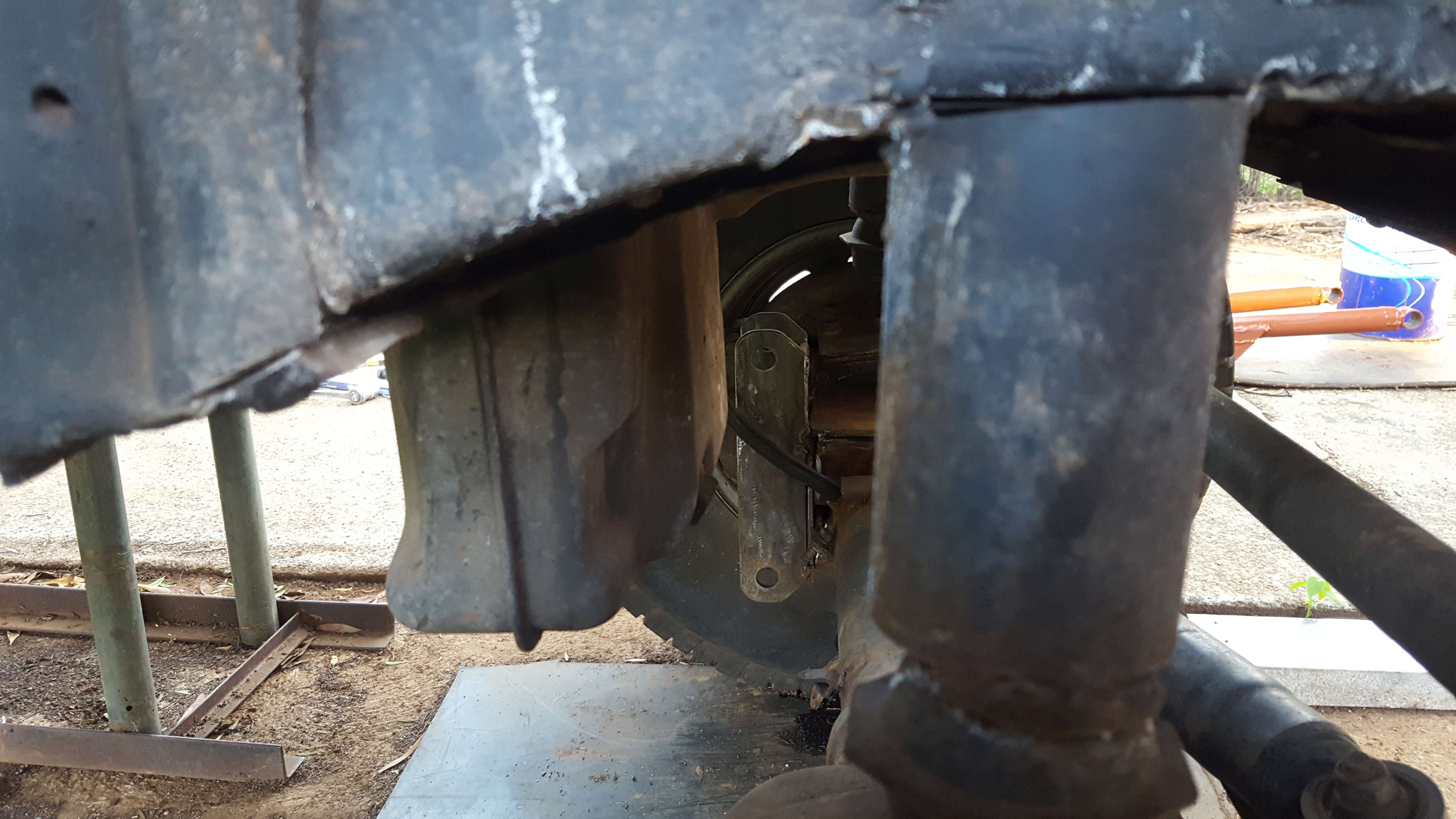 Hopefully enough space to get a panhard bar through here to the top of the bracket. I only figured this out after I had rounded the darn bracket off.
