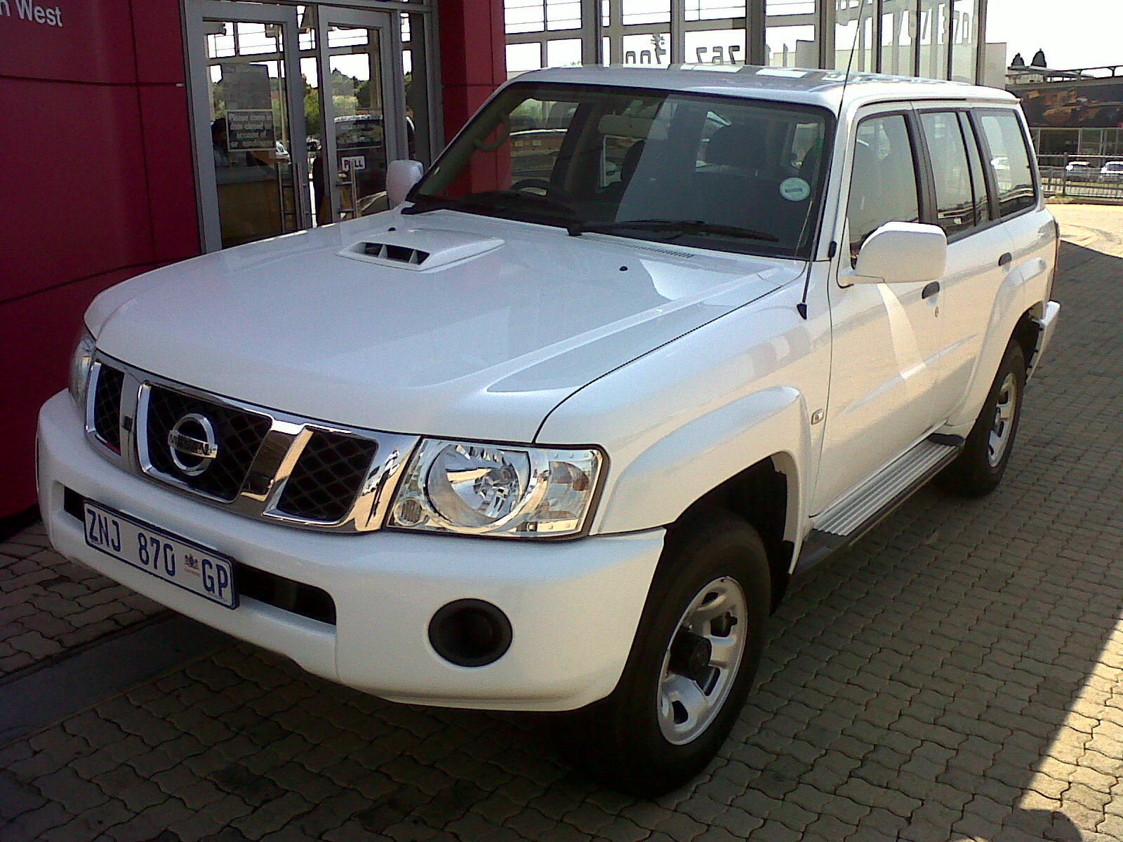Patrol 300 GL White ZNJ870GP 01.jpg